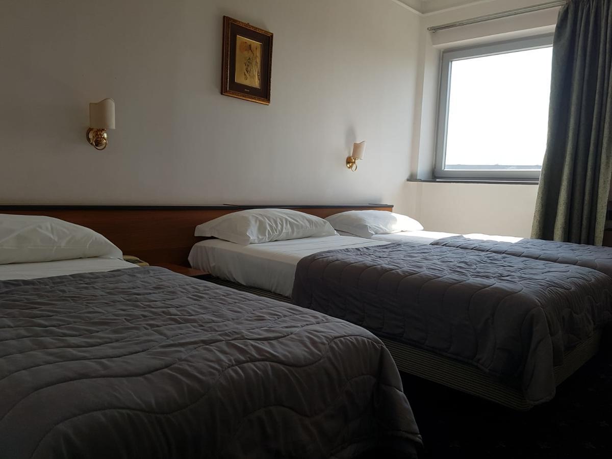 Hotel Quadrifoglio Castello di Cisterna Exteriör bild